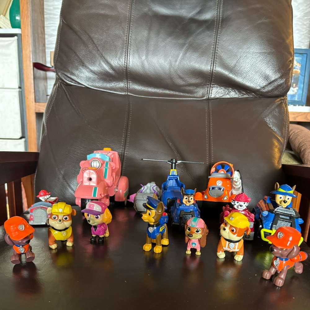 Paw Patrol 6 Action Figures, 4 Vehicles , 4 figure w/ vehicles